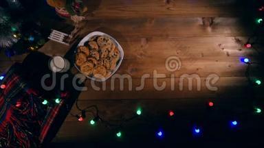 <strong>小贴士</strong>：木制棕色桌子，装饰有圣诞灯和圣诞灯。 彩色圣诞灯关闭